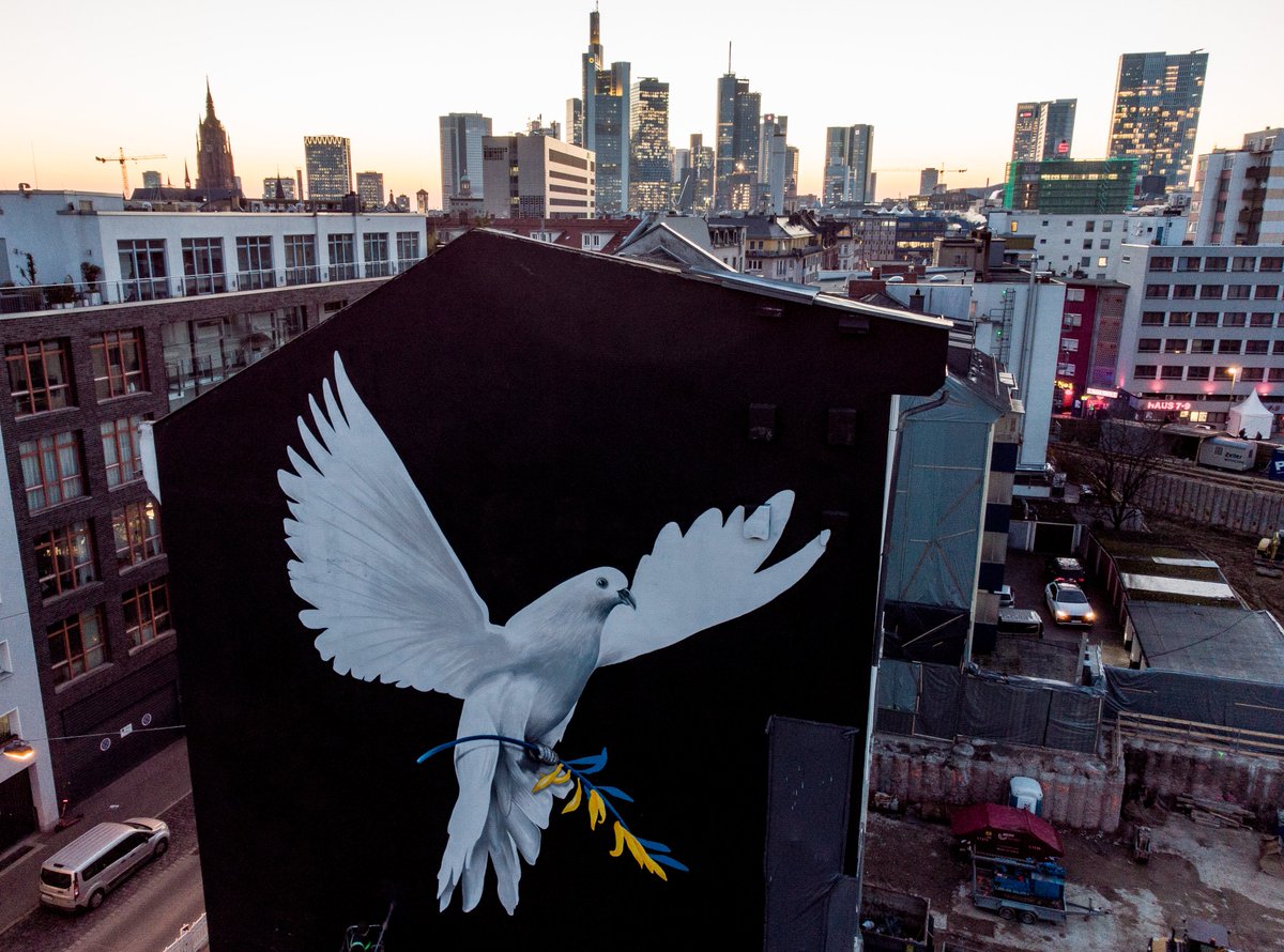 Eine riesige Friedenstaube hat der Künstler Justus Becker an eine Hausfassade vor der Skyline in #Frankfurt gemalt. Die Taube trägt einen Ölzweig in den Nationalfarben der #Ukraine. Ein Zeichen der Solidarität. <a href="/ZDF/">ZDF</a> <a href="/ZDFheute/">ZDFheute</a> #UkraineKrieg #Russia #Putin #UkraineRussia <a href="/Stadt_FFM/">Frankfurt am Main</a>