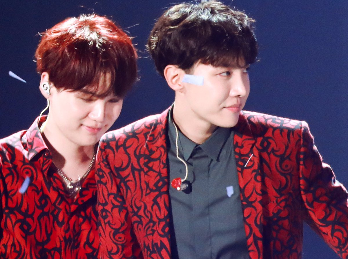 шуга и хосок. шуга рм джей хоуп. шуга и джей хоуп. мин юнги и чон хосок. шуга хоуп.