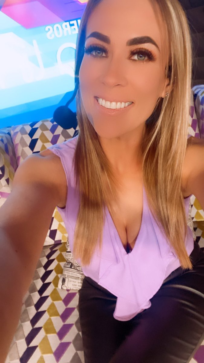 irisbanuelos's tweet photo. #BuenLunes Ya en nuestra cita de las 2 @_enlinea #PromomediosLeón #BluFM 92.3
¿Los acompañamos? #radio #internet #redes #Facebook #twitter #live #noticias https://t.co/o0gowFJtX5