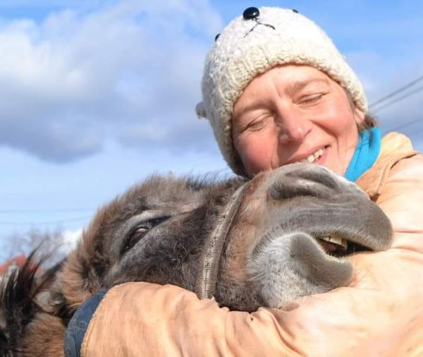 AriaaJaeger's tweet photo. Alexandra Polishchuk an animal rescuer has died. Her house was located near the bridge in Kherson. The house was completely destroyed by a bomb. They managed to rescue her son but Sasha was no longer alive. There are many animals left. Donate link in Comments.
#RIPSasha #Ukraine https://t.co/KgswJKS4z8