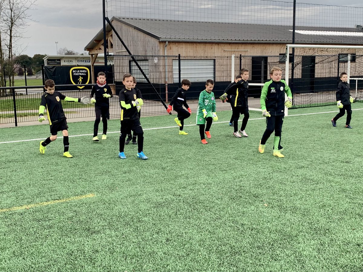 RoazhonA's tweet photo. De plus en plus nombreux à la #roazhongoalacademy!!!

#rga #jesuisgoal #goalkeeper #ulhsquad #ulhsport #gardiendebut #keeper #keepertraining https://t.co/qBPS7s05w6