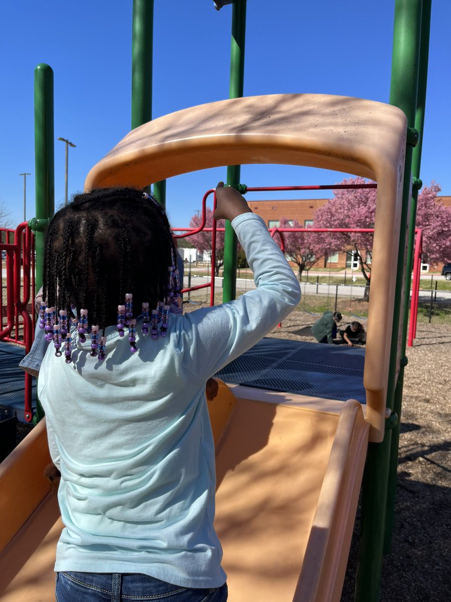 RCPS_EarlyLearn's tweet image. Ladybug 🐞 Science #PLAYGROUND #playgroundscience #dph #pat #earthworm