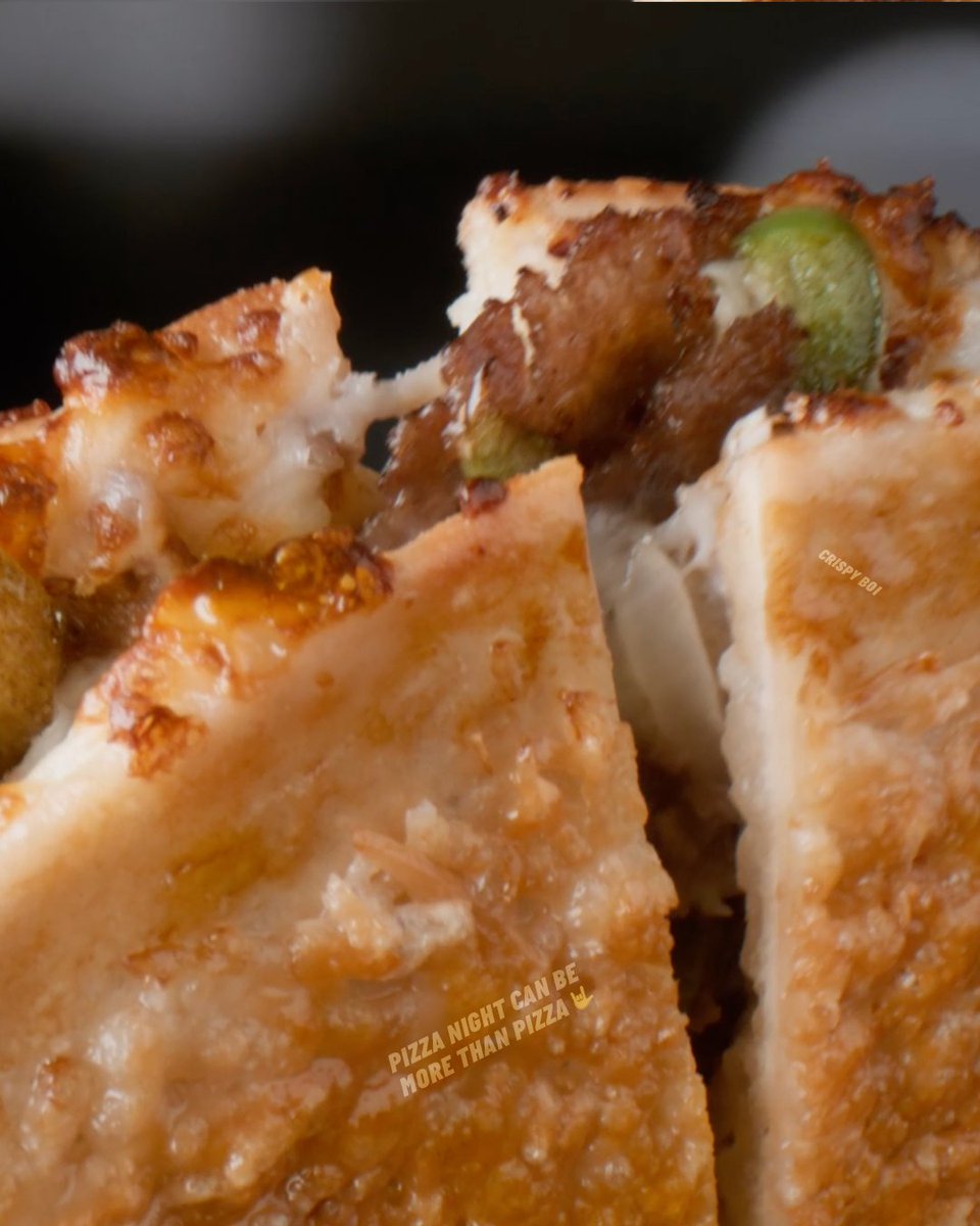 papajohnscola's tweet photo. Do yourself a favor and zoom into the crispy, crunchy cheese shell on this Parmesan Crusted Papadia #papajohns #fireworks #crispy https://t.co/Ki761FzD71 https://t.co/csBnMdpaNL