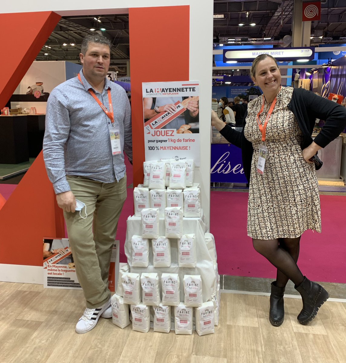 SandrineRibot's tweet photo. La mayennette au @Salondelagri  présentée par les céréaliers en personne ! 
Dégustation sous forme de petits sandwichs avec des produits des Serres Renazéennes ! 
Un succès ! @philippe_jehan on est content !! 
@MayenneTourisme @lamayenne @mcommemayenne 
@fdsea53 
#sia2022 https://t.co/8kIM7aOE9U