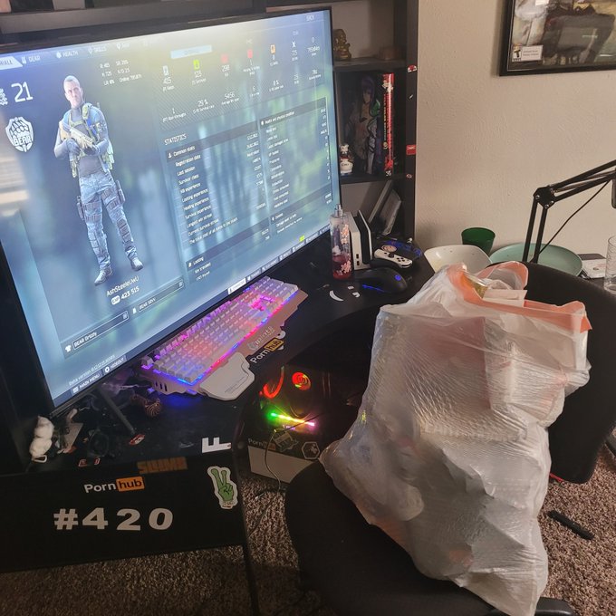 Rare picture of me playing Tarkov https://t.co/NyllBgrHia