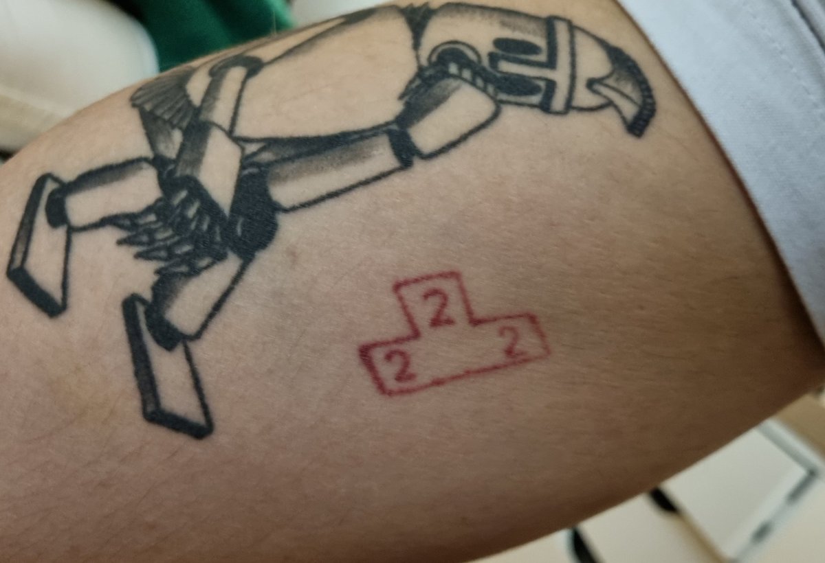 FFLose's tweet photo. Rencontré à l'instant : un type avec un tatouage podium 2/2/2 fait en soirée "pour célébrer les éternels seconds, et en rouge parce qu'il n'y avait plus de noir"
 
On ne sait plus quoi dire devant tant de génie c'est trop ❤ https://t.co/RaANaS3mvY