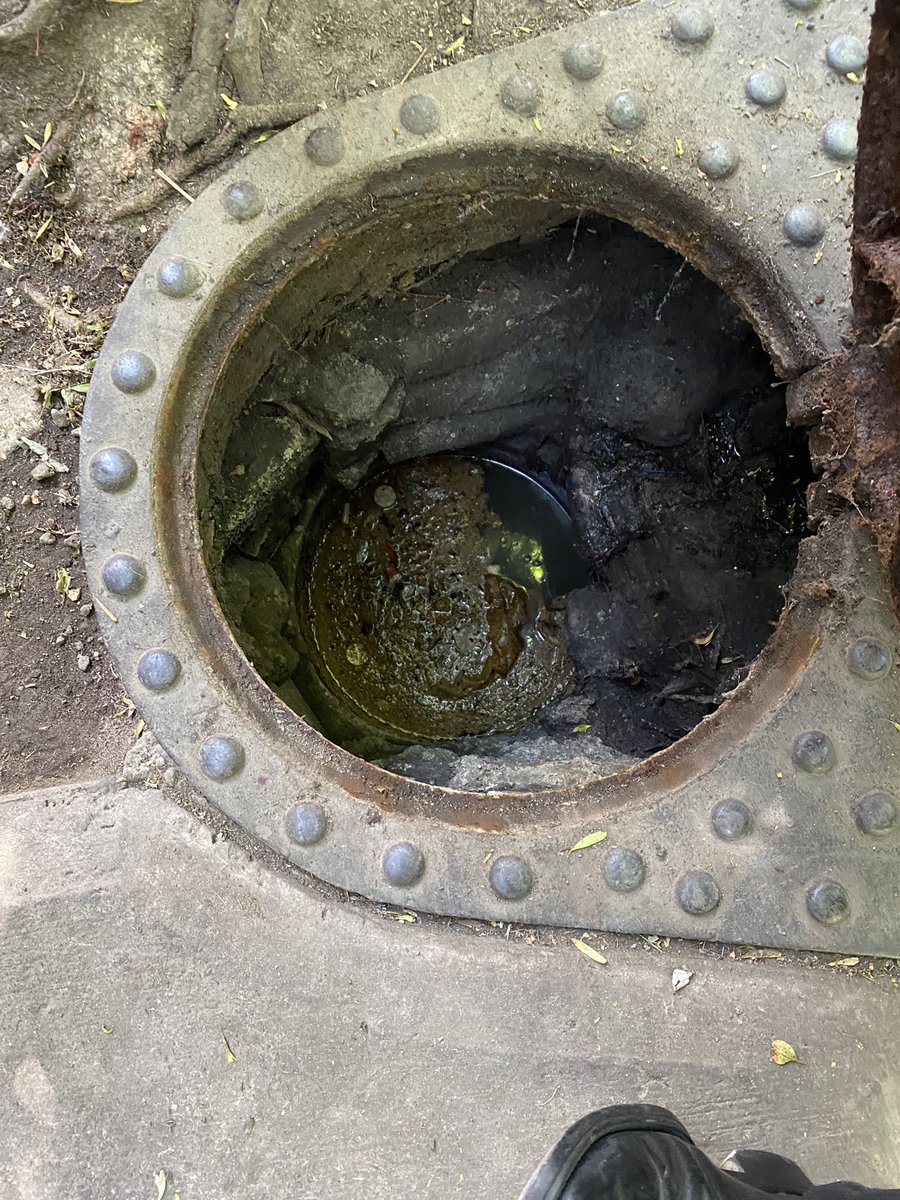 markjerus's tweet photo. Tubería tapada en Av Amsterdam 252, colonia Hipódromo. Urge desasolvar y detectar el problema de la tubería ya que el agua esta subiendo muy rápido! @SacmexCDMX @AlcCuauhtemocMx https://t.co/qYkcmu8GEy
