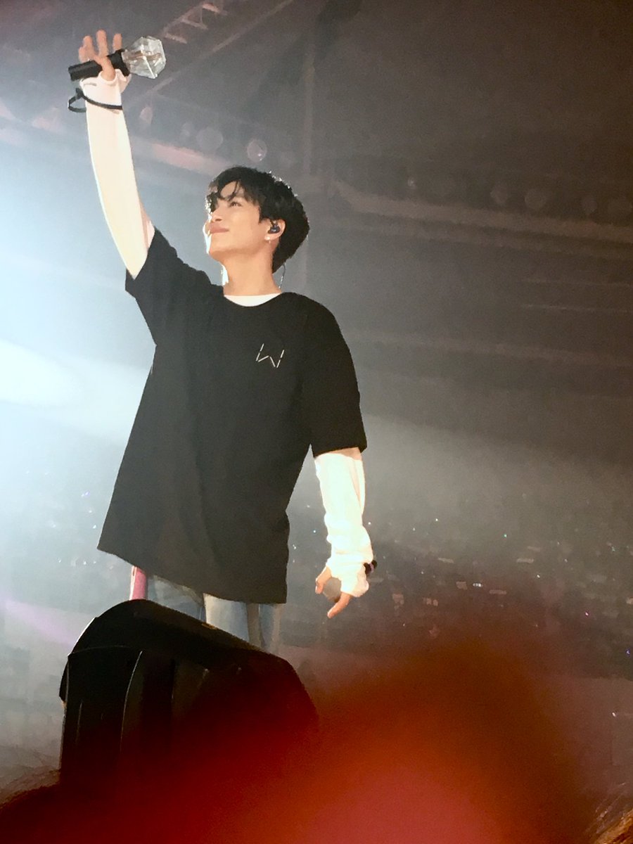 nuest_pandal's tweet photo. 밤새도록 티비앞에서 데뷔하길 기도하면서 손에 손자국 남도록 간절히 본건 처음이었어 내가 처음 뉴이스트(완전체는 아니었지만)를 마주한 날 https://t.co/UgOtVgvXSi