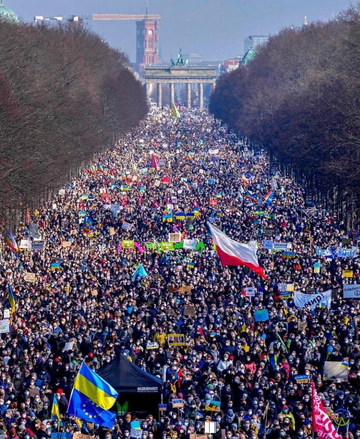 Siz hiç Müslümanlar katledilirken her hangi bir devletten böyle protesto gördünüz mü?

Yer: Almanya/Berlin