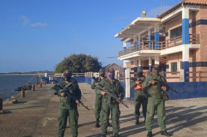 ArmadaFANBVzla's tweet photo. #Entérate || 1/2 A fin de garantizar la Seguridad de los temporadistas durante las actividades del Plan "Carnavales Seguros Bioseguros y Felices 2022", la @ArmadaFANBVzla a través del @AB_Guardacostas y sus unidades adscritas, continúa efectuando recorridos lacustres y terrestres https://t.co/Ma2xOgp6m5