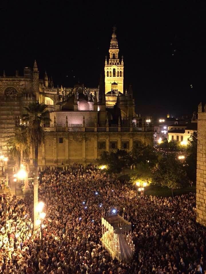 PasionDeSevilla's tweet photo. Una sola palabra... SEVILLA https://t.co/MrsLYdGJla