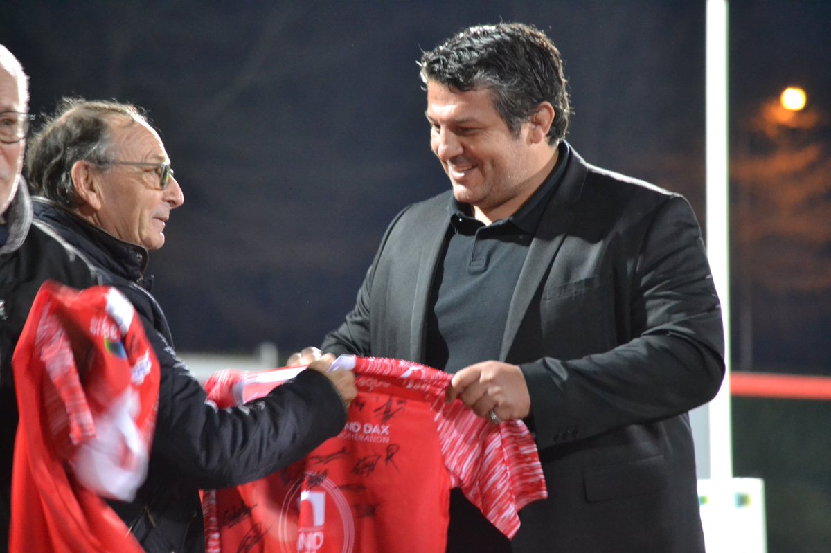 Samedi, à la mi-temps de la rencontre contre le SAXV Charente Rugby, l’U.S.DAX a mis à l'honneur ses 10 plus anciens abonnés en leur remettant, à chacun, un maillot dédicacé par tous les joueurs ! 😍 🔴⚪

Une fidélité + qu'extraordinaire, le plus ancien étant abonné depuis 1946!