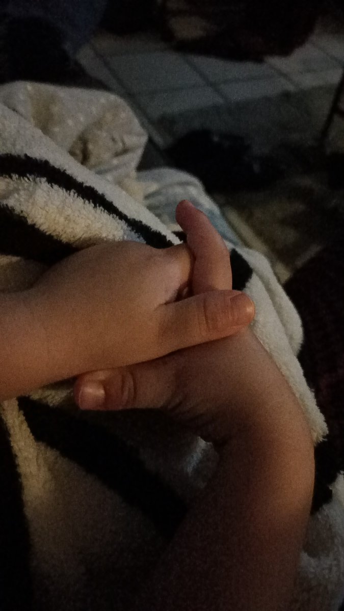Dede63080967's tweet photo. Kleine man, wordt rustiger kwam binnen met Rs virus arme schat. Hij gaat beter, ik nog 39 graden koorts en aardige heftige nacht gehad. Maar alles voor dit kleine hummeltje die onwijs veel liefde nodig heeft . https://t.co/nXKmCHj79q