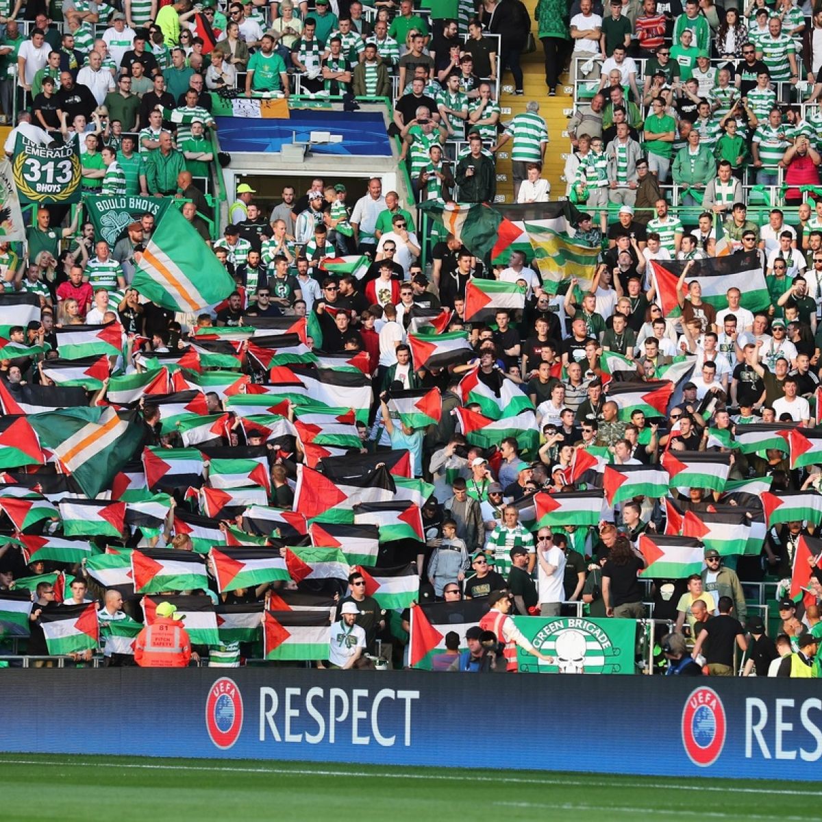 JeSuisEspe_'s tweet photo. El Celtic de Glasgow fue sancionado por la UEFA en 2016 por exhibir banderas palestinas en un partido contra el Hapoel, equipo del ente genocida israelí.

La política y el fútbol son inseparables cuando se trata de Ucrania, pero no cuando se trata de Palestina. https://t.co/OXvpOEUnUm