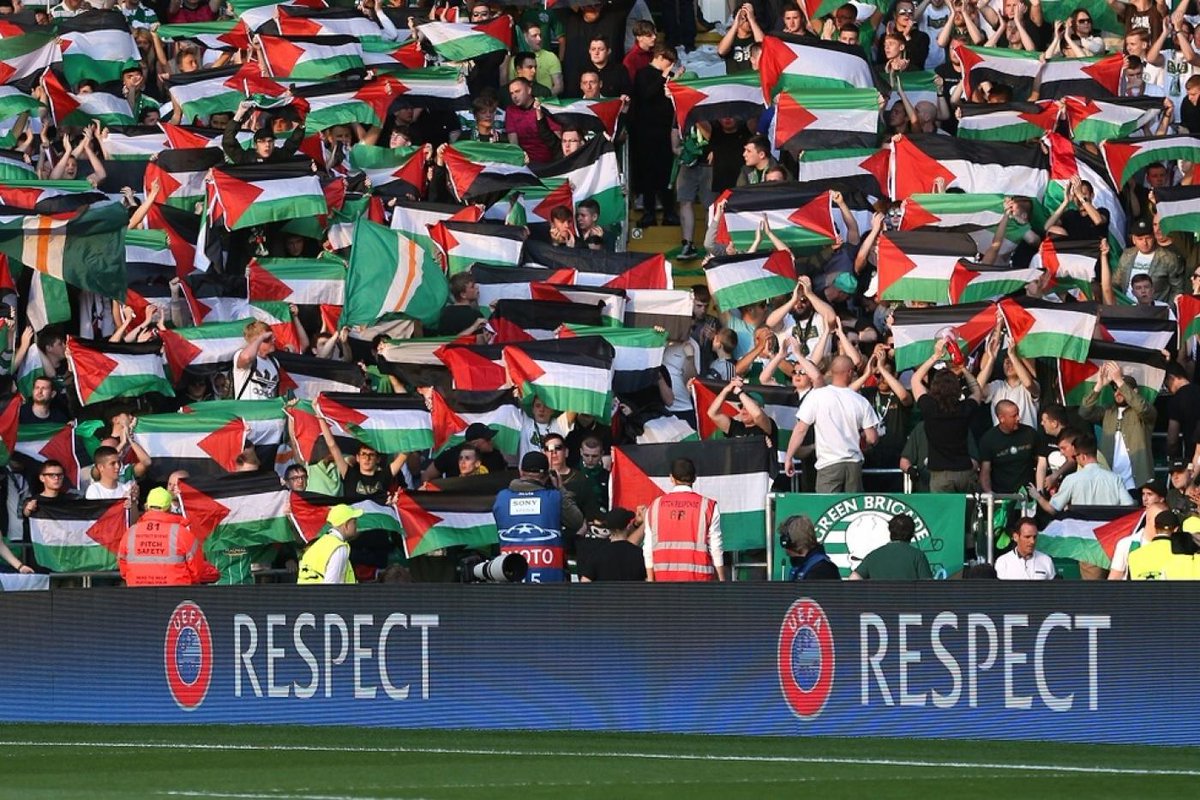 JeSuisEspe_'s tweet photo. El Celtic de Glasgow fue sancionado por la UEFA en 2016 por exhibir banderas palestinas en un partido contra el Hapoel, equipo del ente genocida israelí.

La política y el fútbol son inseparables cuando se trata de Ucrania, pero no cuando se trata de Palestina. https://t.co/OXvpOEUnUm
