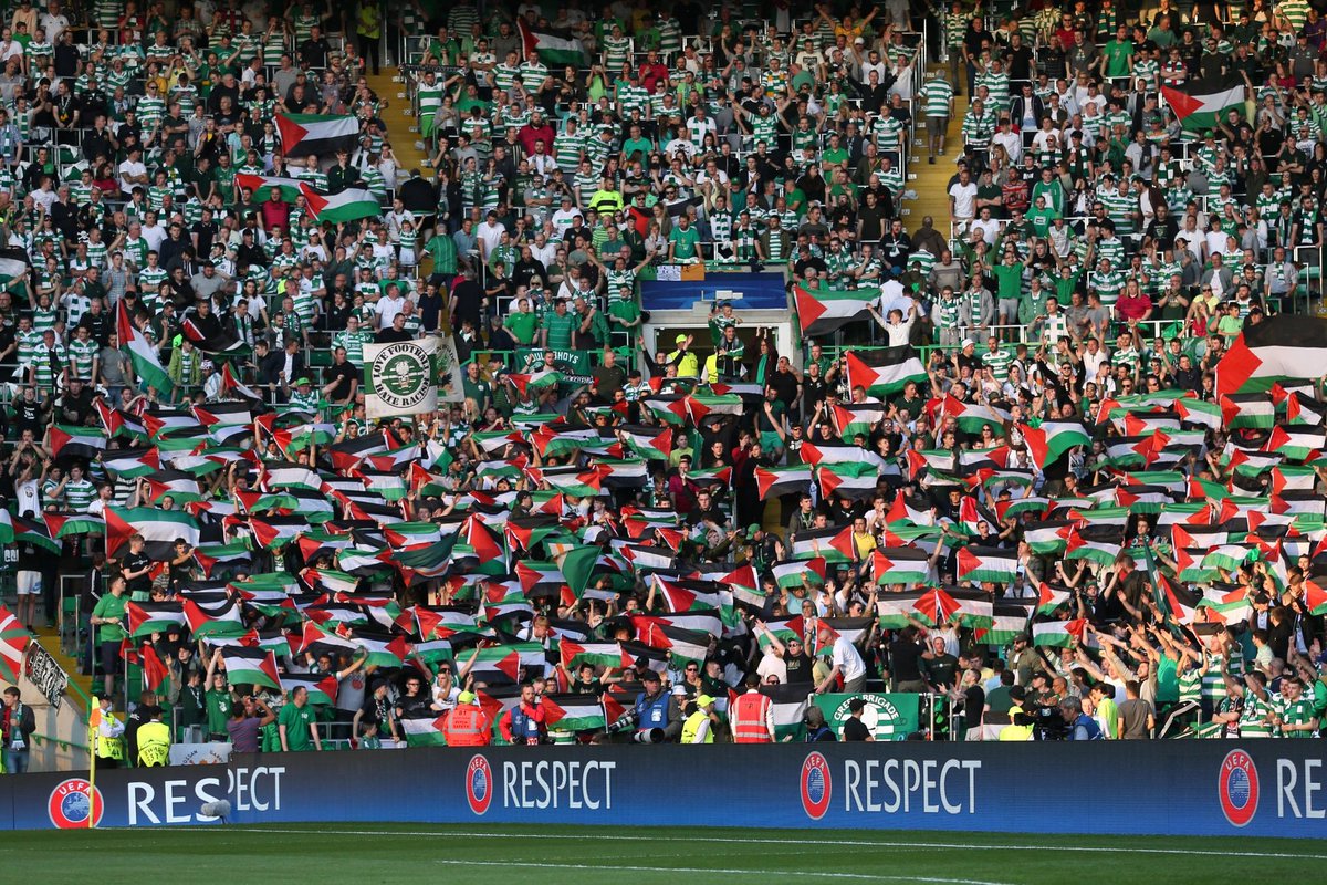 JeSuisEspe_'s tweet photo. El Celtic de Glasgow fue sancionado por la UEFA en 2016 por exhibir banderas palestinas en un partido contra el Hapoel, equipo del ente genocida israelí.

La política y el fútbol son inseparables cuando se trata de Ucrania, pero no cuando se trata de Palestina. https://t.co/OXvpOEUnUm