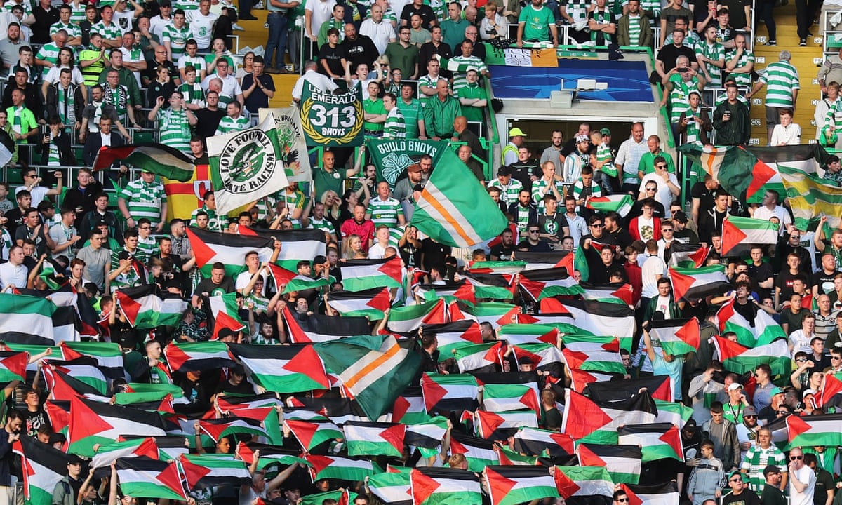 JeSuisEspe_'s tweet photo. El Celtic de Glasgow fue sancionado por la UEFA en 2016 por exhibir banderas palestinas en un partido contra el Hapoel, equipo del ente genocida israelí.

La política y el fútbol son inseparables cuando se trata de Ucrania, pero no cuando se trata de Palestina. https://t.co/OXvpOEUnUm