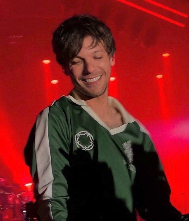 whitesunlower's tweet photo. louis tomlinson https://t.co/Htzn9XPTJa