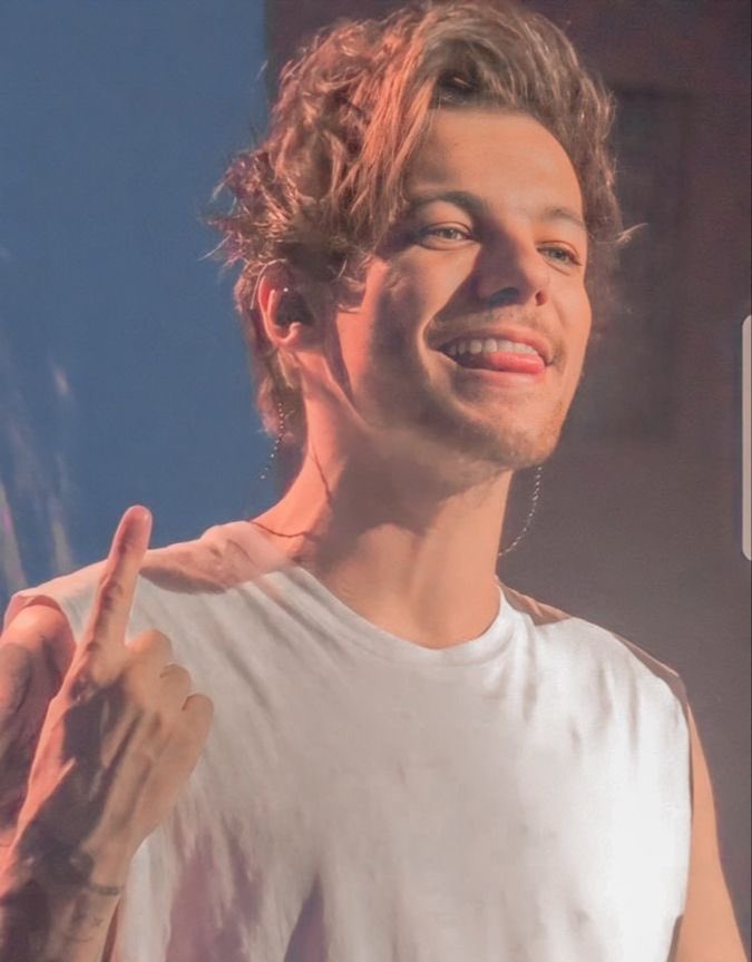 whitesunlower's tweet photo. louis tomlinson https://t.co/Htzn9XPTJa