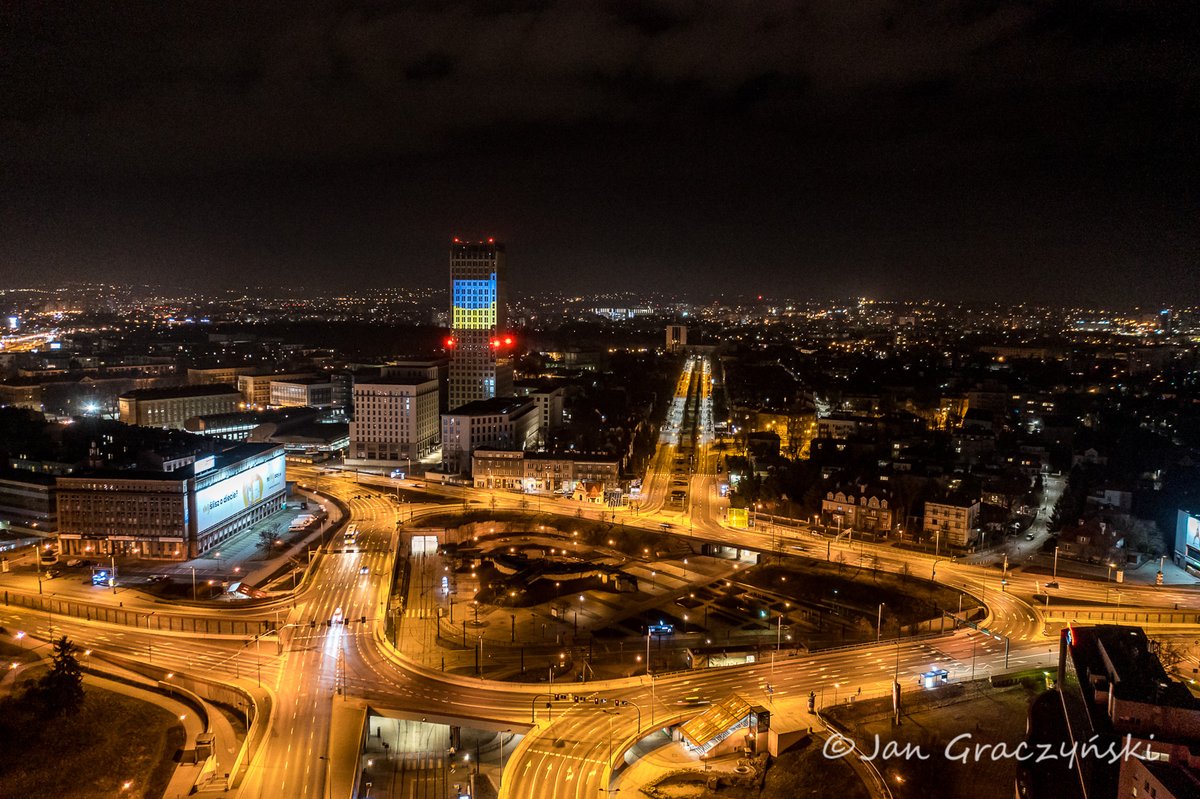 krakow_pl's tweet photo. 🇺🇦💙💛Kraków solidarny z Ukrainą🇺🇦💙💛 Zdjęcia z 27 lutego: #UnityCentre, #łańcuchsolidarności i #zbiórkadlaLwowa
Fot. @JanGraczynski https://t.co/SrgZAiLSPG