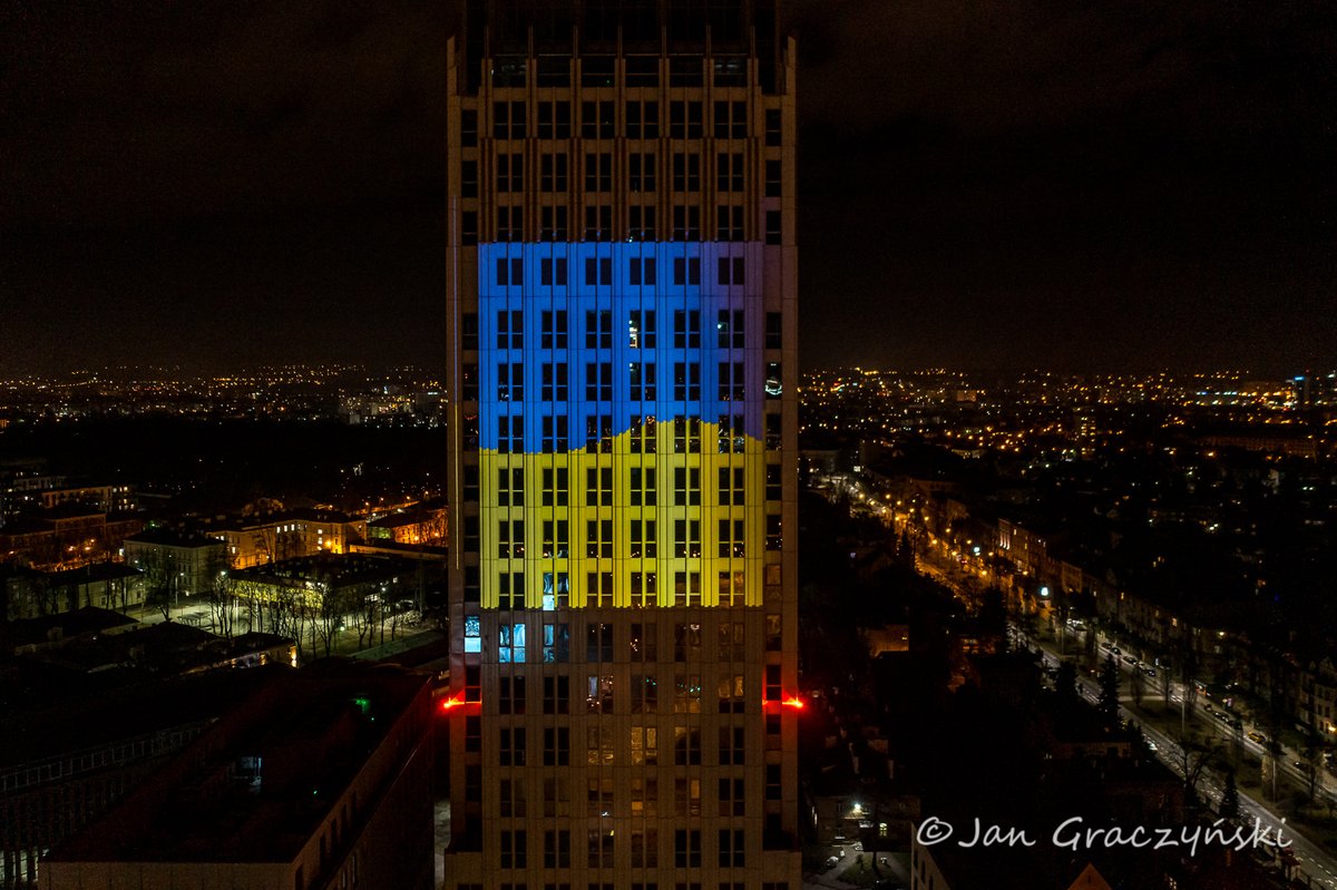 krakow_pl's tweet photo. 🇺🇦💙💛Kraków solidarny z Ukrainą🇺🇦💙💛 Zdjęcia z 27 lutego: #UnityCentre, #łańcuchsolidarności i #zbiórkadlaLwowa
Fot. @JanGraczynski https://t.co/SrgZAiLSPG