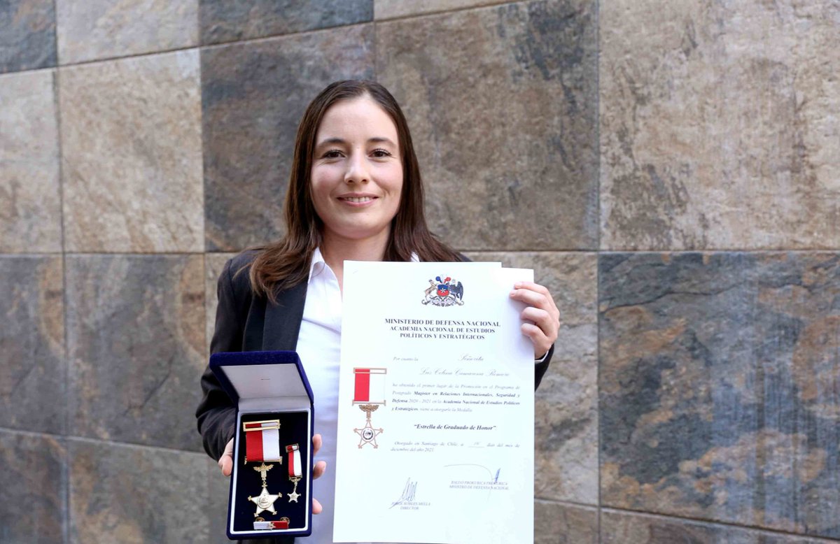 CUCSH_oficial's tweet photo. Egresada de UdeG-CUCSH es condecorada en academia militar de Chile. Egresada del CUCSH Luz Celina Camarena Moreno, obtuvo máxima distinción en  Academia Nacional de Estudios Políticos y Estratégicos de ese país por alto desempeño académico #ComunidadCUCSH

https://t.co/tPp4IB6Ofx https://t.co/c3M99C9zNc