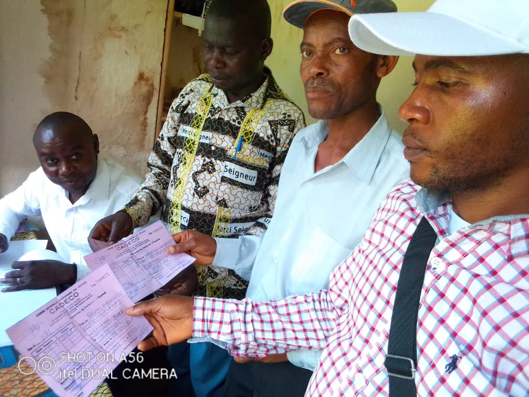 SOS_Walikale's tweet photo. "L' asbl @SOS_Walikale  a remis aujourd'hui une bourse estudiantine à 4 meilleurs étudiants de Walikale: 2 du secteur de Wanianga et 2 du secteur de Bakano" @juvenalmunubo 

@Christ_Anazore @BamulekeB @fredbauma90 @LitsaniChoukran @annytenga @SORAZIZ @ligodipatient @exxousia https://t.co/Tlv1Tl5pyJ