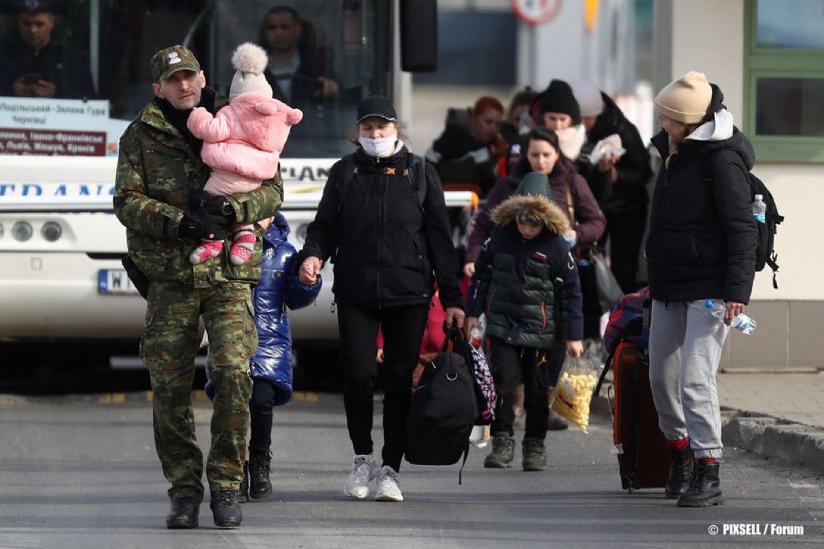 PLenVenezuela's tweet photo. Al momento, más de 327 mil personas han cruzado la frontera de 🇺🇦 a 🇵🇱. Todos los refugiados serán admitidos en #Polonia 🇵🇱 independientemente de su nacionalidad y etnia. 

@PremierRP_en 

#PolandFirstToHelp #StandWithUkraine https://t.co/dnHY1aNkrx
