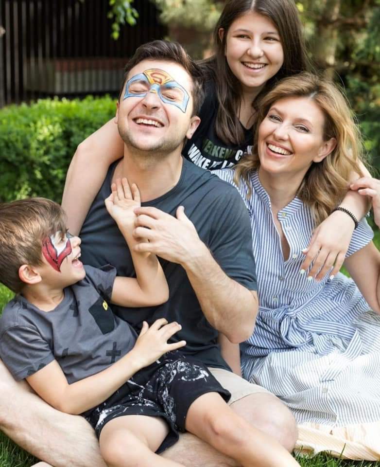 LAURENCE HAIM tweet media