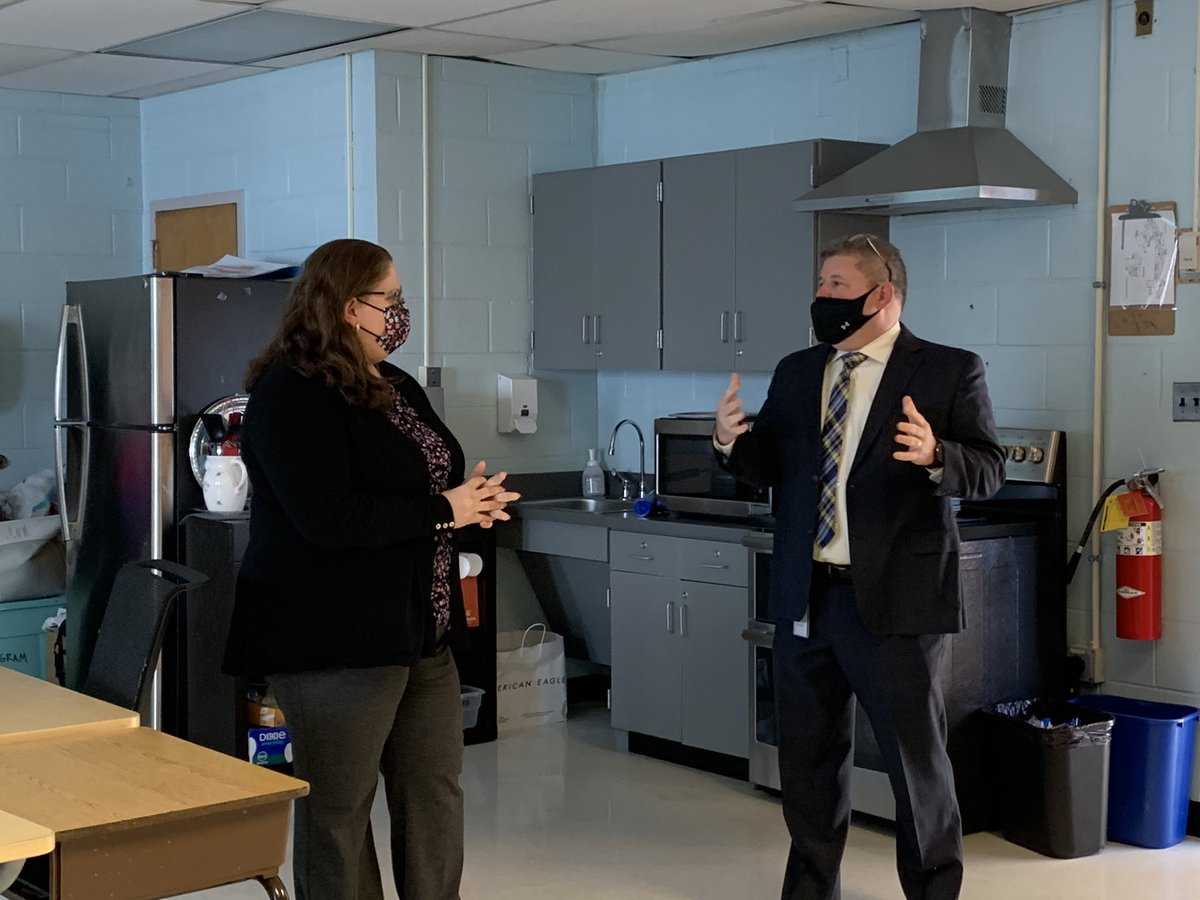 MsMEErtel's tweet image. Today @MountainViewHi2 welcomed Fairfax County School Board Chair Stella Pekarsky to experience what #WeDoAtMountainView! @stella_pekarsky @fcpsnews @Region4FCPS @jthompson1_joe #ourfcps