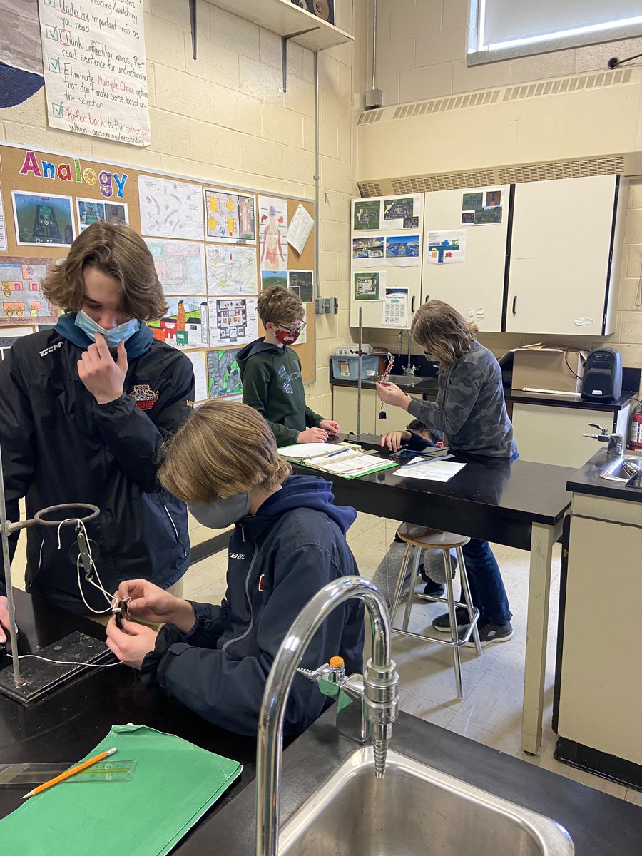 MsShapton's tweet photo. 8B working through some Pulley Investigations @shdhspanthers #MechanicalAdvantage4theWin #ComplicatedSimpleMachines #Resilience https://t.co/JyTh6fYds7