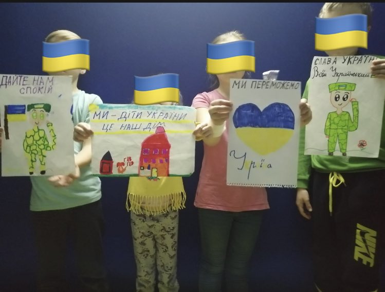 Let this sink in 
(pic sent by my 🇺🇦 colleague’s children):

“Give us peace”

“We are Ukrainian kids. 
This is our home”

“We will win”

“Glory to Ukraine“

4 messages to the world, 
sent by 4 kids trapped in a shelter, for 4 days now…

#nn #StayWithUkraine 
#StopWarInUkraine 🇺🇦