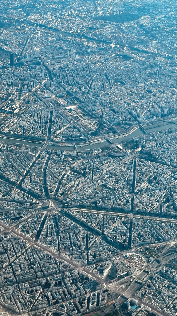 zepyaf's tweet photo. La Mésopotamie,
Un croisement d’avion au nord de la Suisse,
Et un magnifique survol de Paris en vent arrière sud pour la piste 08R à CDG !
#AF165 https://t.co/LtzzmckJ7B