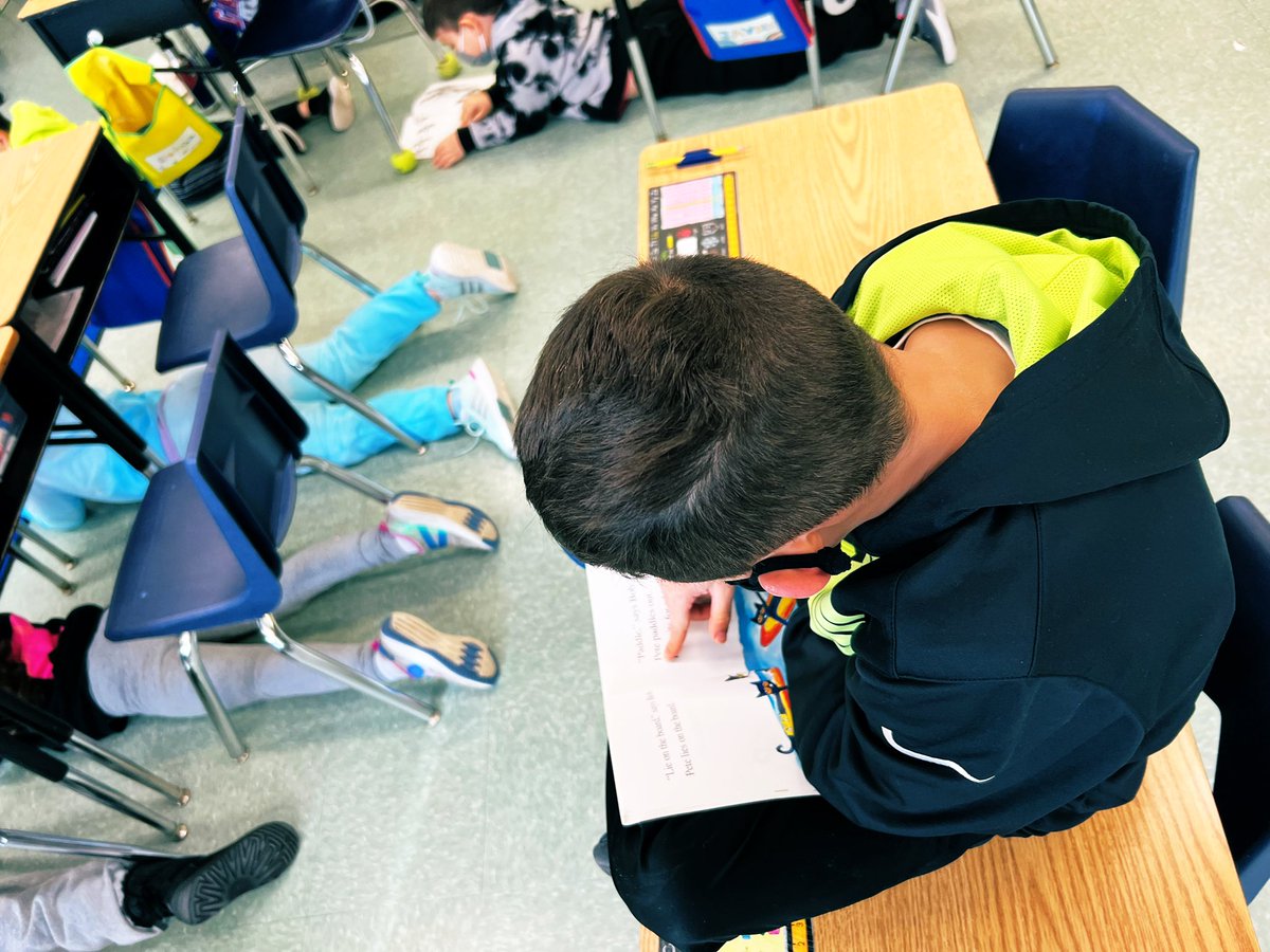 2FBHE's tweet photo. 2F:Read Across America has begun- STOP,DROP &amp; READ! #itsgottabeBHE #ReadAcrossAmerica https://t.co/i2DvQLz0zO