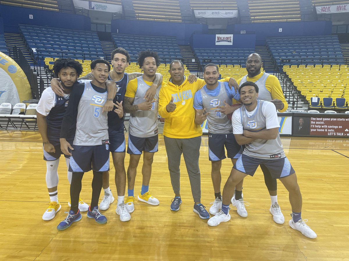 JaguarHoops's tweet photo. Through the Thick and Thin 
Thank You Seniors for all the things you have done to make Southern Men’s Basketball the STANDARD!! 
 #WeAreSouthern #GoJags #Family

@jaydensaddler 
@BrendanBrooks12 
@IsaiahKRollins 
@KirkParker20 
@_jayyy1_ 
@tay_shivers 
@Gasp_Its_Damien https://t.co/ARX3SJArcs