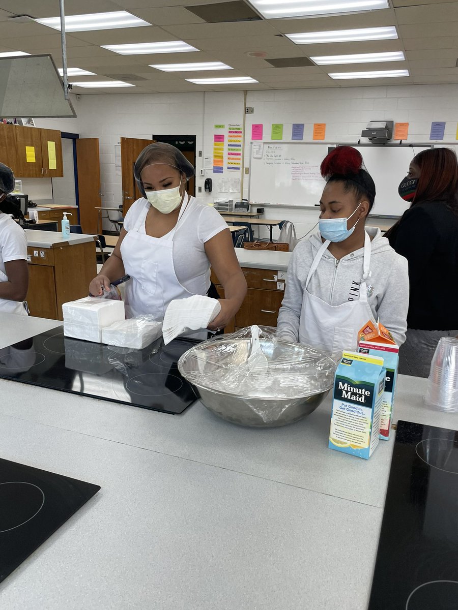 LaShawnHawley's tweet photo. Thank you to Mrs. @HowardSharrah &amp; her Foods &amp; Nutrition II students at Vance County High School @VCHSVipers for preparing a pancake breakfast for Teachers &amp; staff on the last day of #CTEMonth! 🥞😋 Students were able to showcase &amp;  use skills learned to #CTEforNC #goCTEvcs https://t.co/luupWO5wo3