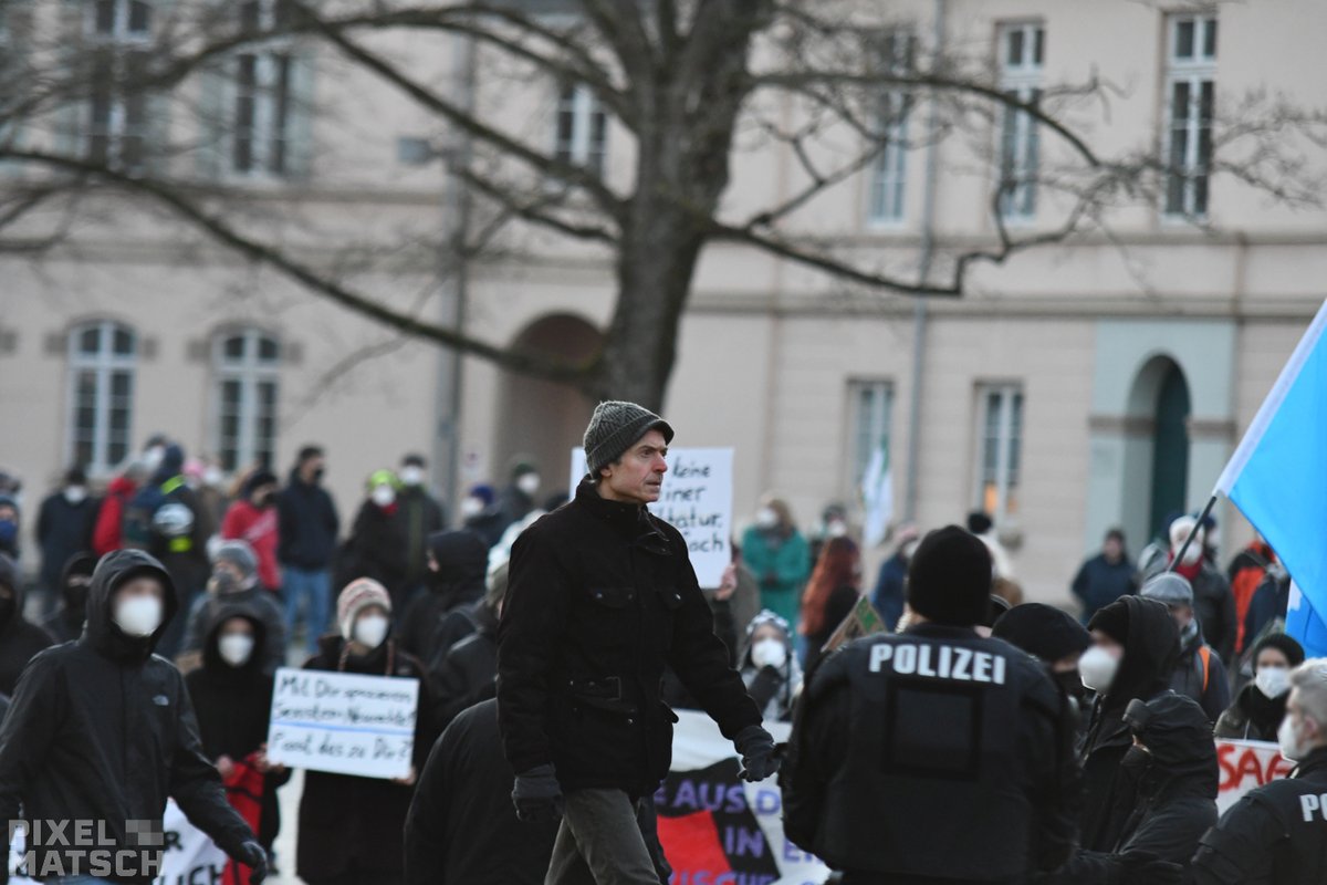 Pixel_Matsch's tweet photo. Etwa 300 Personen versammelten sich heute zu einer #Versammlung der #freieOldenburger. Wie jeden Montag sammelten sich die #Verschwörungsgläubigen am #Schlossplatz und zogen dann um den #Oldenburg|er Innenstadtring. #ol2802

Weitere Bilder: https://t.co/xTevH2XGOS https://t.co/tYWJGLoASl