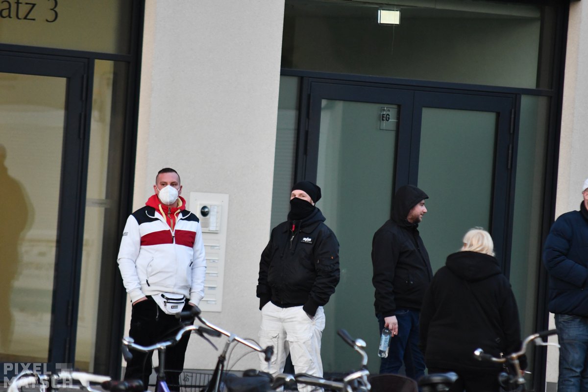 Pixel_Matsch's tweet photo. Etwa 300 Personen versammelten sich heute zu einer #Versammlung der #freieOldenburger. Wie jeden Montag sammelten sich die #Verschwörungsgläubigen am #Schlossplatz und zogen dann um den #Oldenburg|er Innenstadtring. #ol2802

Weitere Bilder: https://t.co/xTevH2XGOS https://t.co/tYWJGLoASl