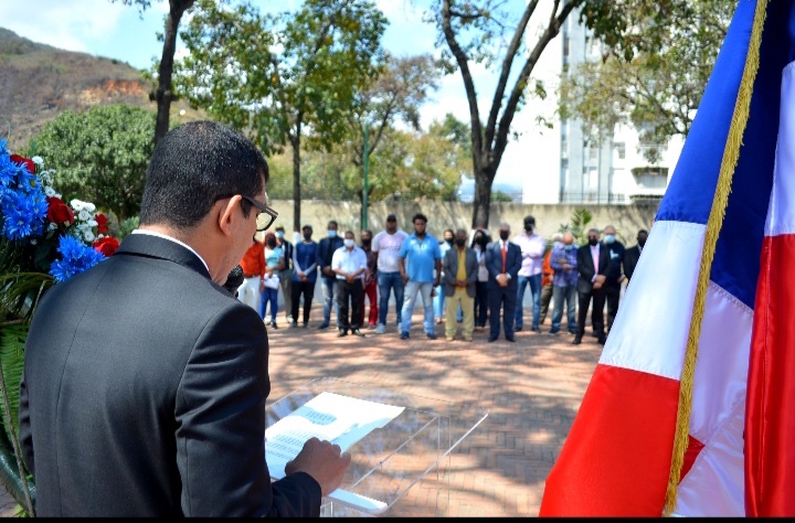 La Embajada de República Dominicana en la República Bolivariana de Venezuela, realizó una ofrenda floral ante el busto del Padre de la Patria Juan Pablo Duarte, con ocasión del 178 aniversario de nuestra Independencia Nacional. <a href="/MIREXRD/">Cancillería de República Dominicana</a> <a href="/josejuliogomezb/">José Julio Gómez</a> #MesDeLaPatria