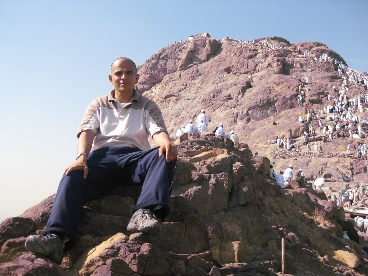 ILIASIYUN's tweet photo. Colombia en la Meca. Imam-hajj Julián Zapata en la Montaña de la Luz (Yabal Nur) en la sagrada ciudad de la Meca, lugar donde el profeta Mahoma recibió la revelación del Corán. Hoy lunes 28 de febrero 6:00 p.m y mañana martes 1 de marzo se celebra esta efeméride llamada MABA´AZ https://t.co/jmNrXbOhyk
