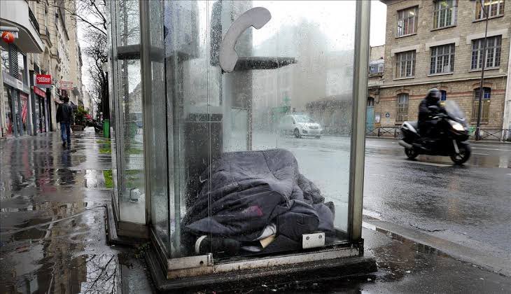 Sadece Paris sokaklarında evsiz sayısı 6000-7000 arası. 
Oysa 2 ay çalışıp hepsi ev alabilir ama almıyorlar 😅