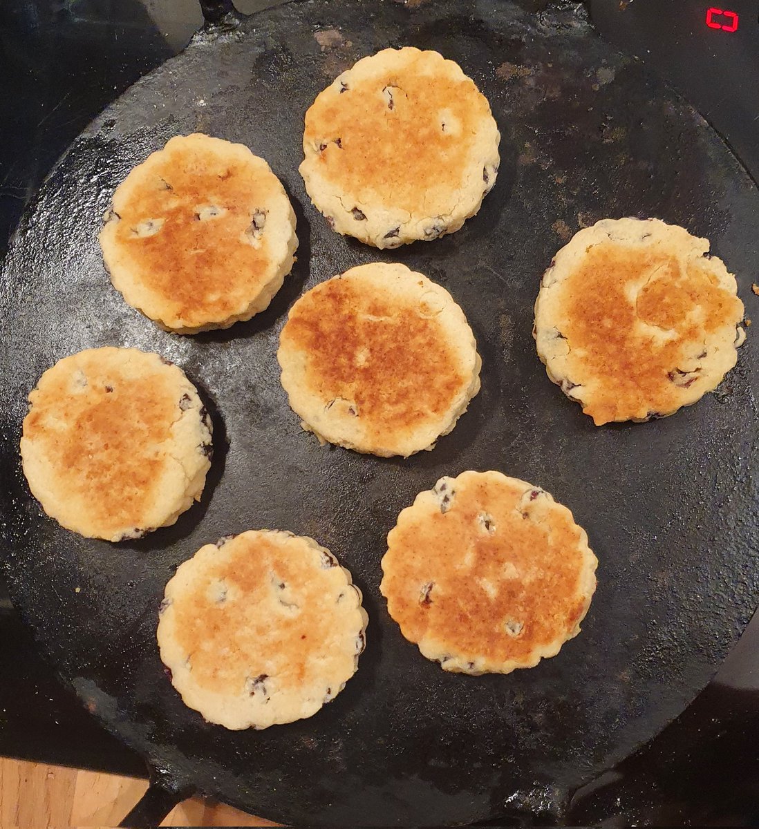Welshcake73's tweet image. Listening to @cerysmatthews on @BBCRadio2, on St David's Day eve. 🏴󠁧󠁢󠁷󠁬󠁳󠁿😍
