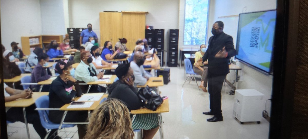 _REACHProject's tweet photo. The #Parents of Mays HS were in for a treat when our #REACHPROJECT director, Kelvin Walston spoke on how they can assist with our mission of ensuring their teens make #healthychoices and avoid #risky #behavior https://t.co/0lQZL01PSa