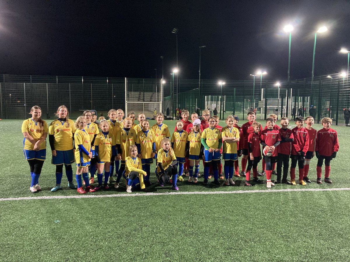 Marksie1927's tweet photo. Great football tonight Barry Town under 11 boys v Barry Town under 11 girls. Great session. @BarryTownUnited @verbal83 @BTULADIES https://t.co/DPf3ZincXW