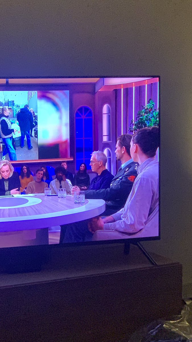richarderkens's tweet photo. @Jinek_RTL, is het de bedoeling (en gepast?) dat we links en rechts in jullie decor bommen zien? https://t.co/lNJ3MSQZzy