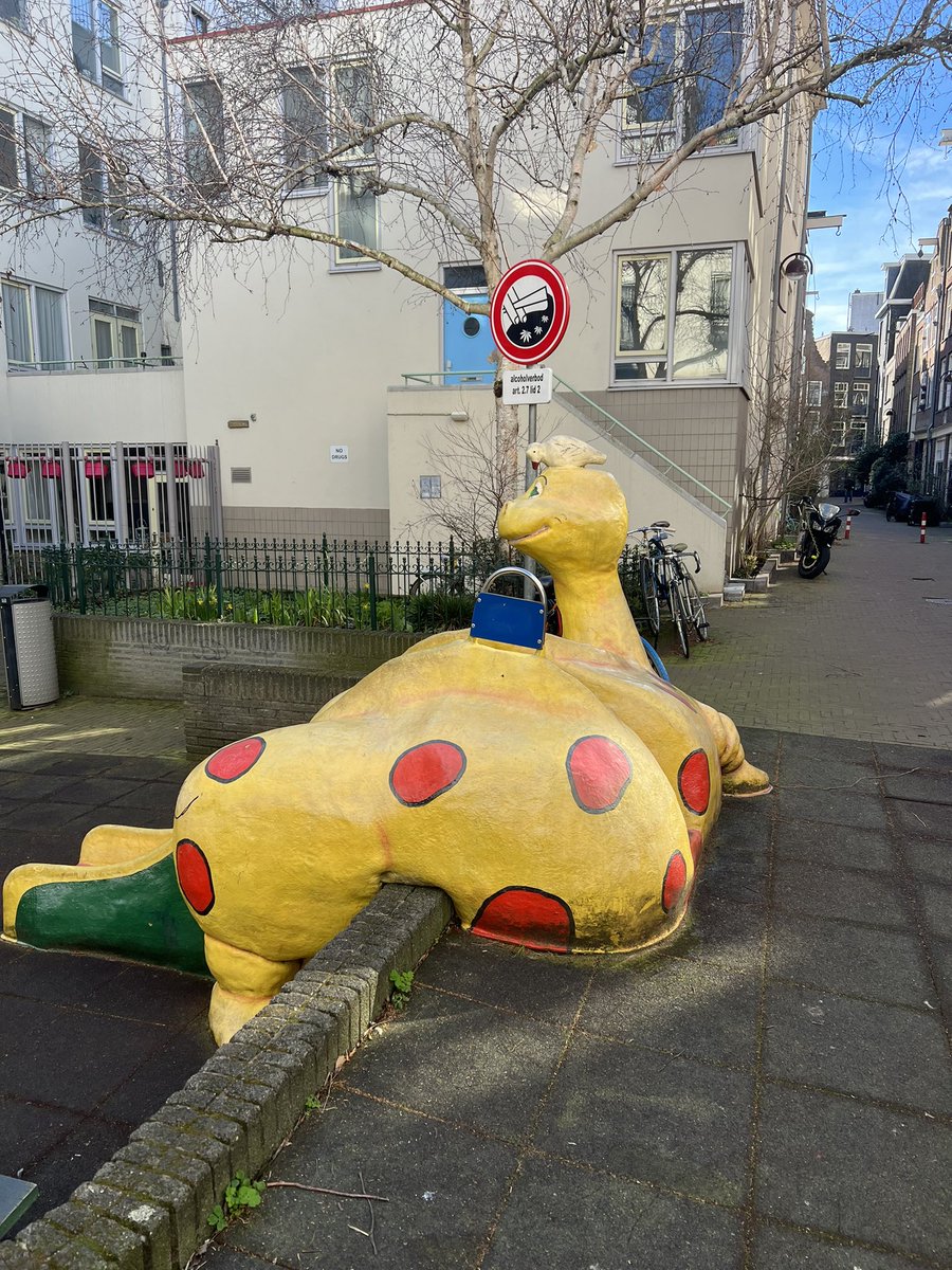 ‘Kom we bouwen iets leuks voor de kids. Een speeltuintje, of…’

‘Wat dacht je van een vadsige dino?’

‘Hm’

‘Met glijbaan!’

‘Ok ok, groen bij de boom?’

‘Nee. GEEL. Met oranje vlekken. En -1 achterpoot. En op zn hoofd pikt een vogel in zijn gezicht. Terwijl hij lacht.’

‘DOEN’