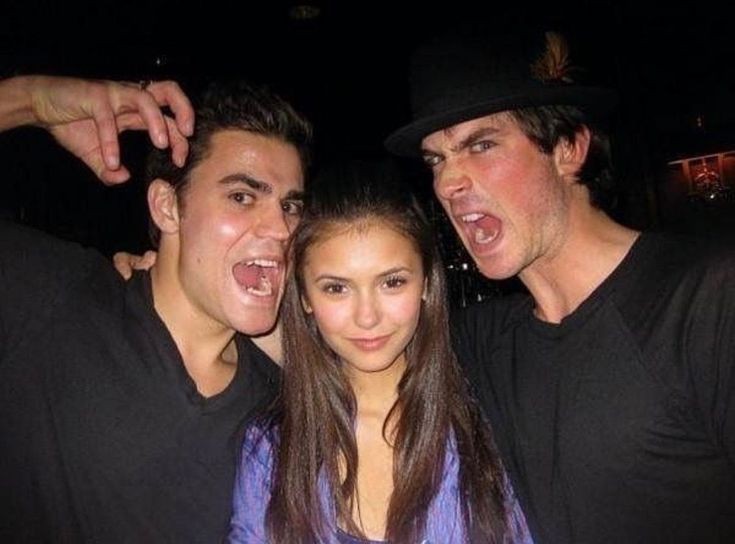 Again Elena looks like a girl with grown men.😯.  Never notice that watching the show 🤔
#TVD ❣