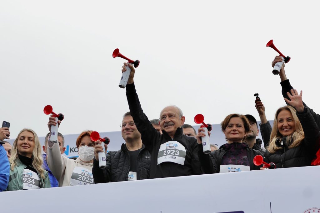 Fil : sans bruit, l'idée d'une Turquie post-AKP fait tranquillement son chemin avec la mise en place d'une coalition contre le Président Erdogan pour les prochaines élections présidentielles/législatives de 2023.🇹🇷⤵️