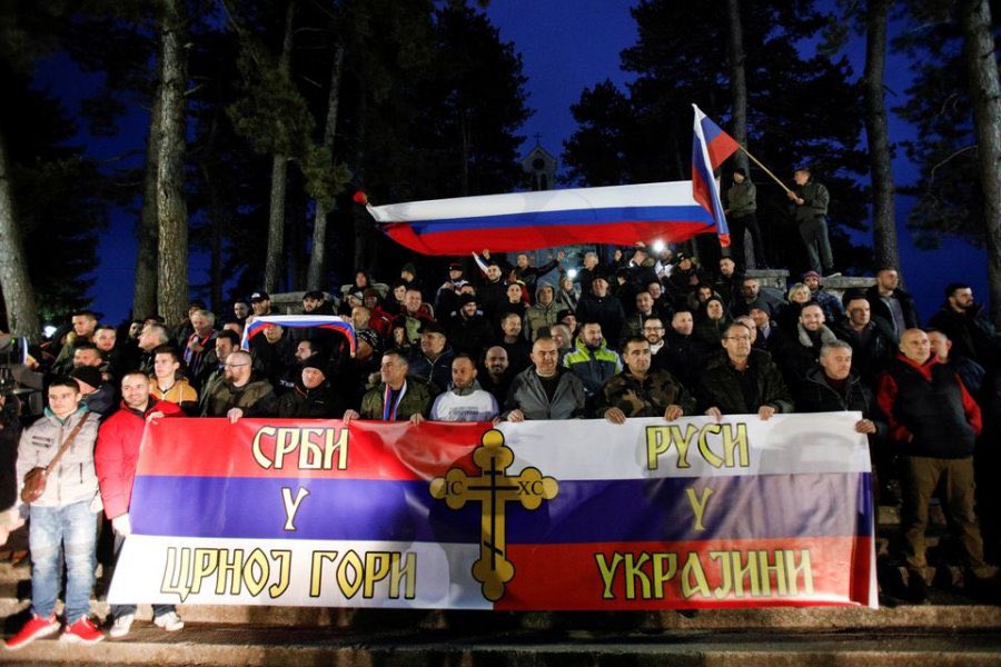 Гимн россии на матче россия сербия. Сербия и Россия. Митинг в Черногории в поддержку России. Сербы в поддержку России. Сербы с флагом России.