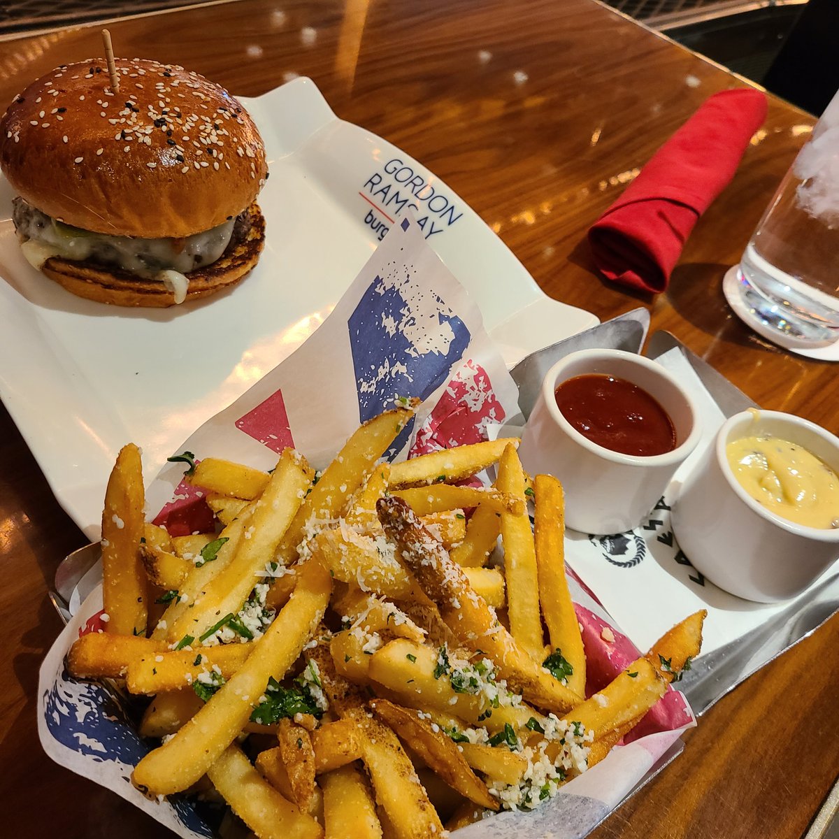 Vegas, day 4. I'm not sure if Gordon Ramsay's minions' burger can top my own, but their truffle fries are perfect. https://t.co/kODqoX3zw5
